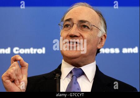 Der konservative Parteichef Michael Howard spricht in London über Asyl. Eine zukünftige Tory-Regierung würde eine jährliche Obergrenze für die Einwanderung nach Großbritannien festlegen, sagte der Oppositionsführer. Stockfoto