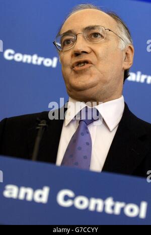 Der konservative Parteichef Michael Howard spricht in London über Asyl. Eine zukünftige Tory-Regierung würde eine jährliche Obergrenze für die Einwanderung nach Großbritannien festlegen, sagte der Oppositionsführer. Stockfoto