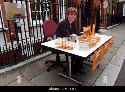 Kabinettsministerin Ruth Kelly posiert mit dem "Orange Book" der Liberaldemokraten über die politische Reform des Lib dem vor dem Parteihauptsitz in London. Labour behauptete, ihre Gegner, deren Parteikonferenz diese Woche in Bournemouth stattfindet, hätten eine geheime Agenda, um den NHS abzuschaffen. Stockfoto