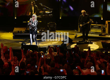 Debbie Harry und Blondie beim iTunes Festival im Roundhouse, Chalk Farm Road, in London. Stockfoto