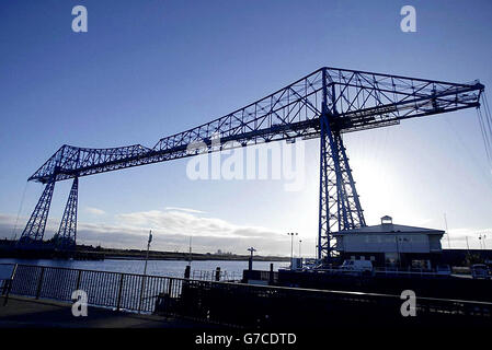 Gesamtansicht der Middlesbrough Transporter Bridge über den Fluss Tees heute Morgen, als zwei Mitglieder der Kampagnengruppe Fathers 4 Justice das Wahrzeichen als Batman und Robin gekleidet bestiegen. Ein Sprecher der Gruppe, die kürzlich eine Reihe von hochkarätigen Protesten veranstaltet hat, sagte, dass die beiden Demonstranten über ausreichende Vorkehrungen verfügen, um dort für einen längeren Zeitraum zu bleiben. Stockfoto