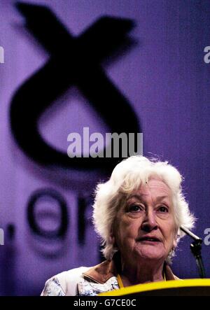 Die Präsidentin der Scottish National Party, Winnie Ewing, spricht auf der SNP-Konferenz in Inverness. Alex Salmond wird der Konferenz erzählen, dass seine Rückkehr in die Führung durch „Wut und Frustration“ ausgelöst wurde. Stockfoto