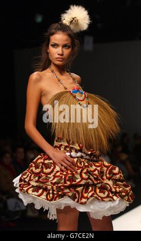 Ein Model trägt eine Kreation des Modedesigners Michiko Koshino während der London Fashion Week Frühjahr/Sommer 2005 im Hauptsitz des Duke of York im Zentrum von London. Stockfoto