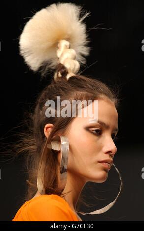 Ein Model trägt eine Kreation des Modedesigners Michiko Koshino während der London Fashion Week Frühjahr/Sommer 2005 im Hauptsitz des Duke of York im Zentrum von London. Stockfoto