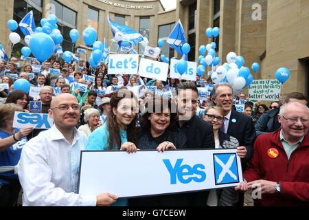 Ja Unterstützer (von links) der Führer der schottischen Grünen Patrick Harvie, Tasmina Ahamed von Yes Scotland, Schauspielerin Elaine C Smith, Sängerin Ricky Ross, Sarah Jane Walls von Yes Scotland, Blair Jenkins, Vorstandsvorsitzender von Yes Scotland, und Dennis Canavan, Vorsitzender von Yes Scotland, bei einer Kundgebung vor der Glasgow Concert Hall vor dem schottischen Unabhängigkeitsreferendum, das morgen stattfindet. Stockfoto