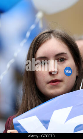 Einer der Unterstützer bei der YES-Wahlkampfveranstaltung vor der Glasgow Concert Hall vor dem schottischen Unabhängigkeitsreferendum, das morgen stattfindet. Stockfoto