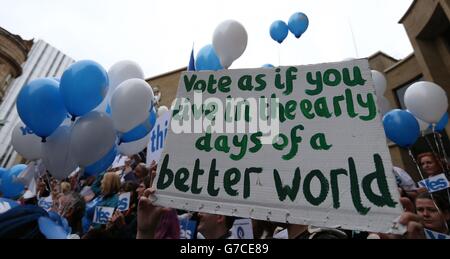 Unterstützer bei der YES-Wahlkampfveranstaltung vor der Glasgow Concert Hall vor dem schottischen Unabhängigkeitsreferendum, das morgen stattfindet. Stockfoto