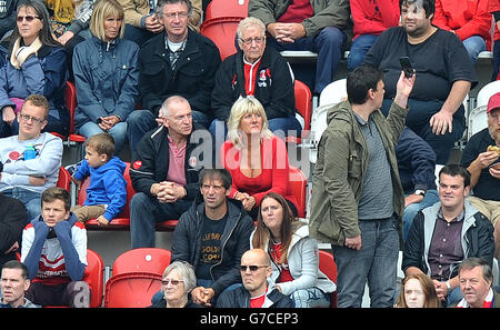 Fußball - Sky Bet Championship - Rotherham United / Charlton Athletic - New York Stadium. Charlton Athletic Fans im Tribüne Stockfoto