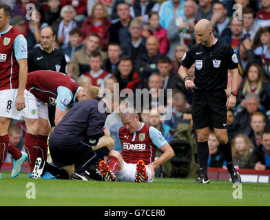 Fußball - Barclays Premier League - Burnley gegen Sunderland - Turf Moor. Burnleys David Jones muss beim Spiel in der Barclays Premier League in Turf Moor, Burnley, auf Verletzungen achten. Stockfoto