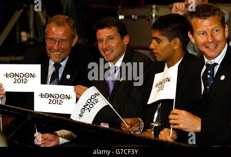 Ihre Unterstützung für die Londoner Olympiabewerbung 2012 (von links nach rechts) zeigen Sportminister Richard Caborn, Vorsitzender des Londoner BID Lord Coe, Box-Silbermedaillengewinner Amir Khan und der ehemalige Olympialäufer Steve Cram auf der Labour Party Conference in Brighton. Stockfoto