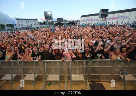 Das Publikum beim MTV stürzt Derry-Londonderry Konzert auf dem Ebrington Square in Londonderry ab. Stockfoto