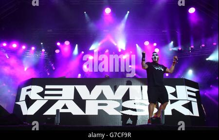 R3wire und Varski wärmen das Publikum beim MTV Crashes Derry-Londonderry Konzert am Ebrington Square in Londonderry auf. Stockfoto