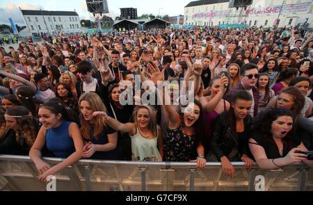 Das Publikum beim MTV stürzt Derry-Londonderry Konzert auf dem Ebrington Square in Londonderry ab. Stockfoto