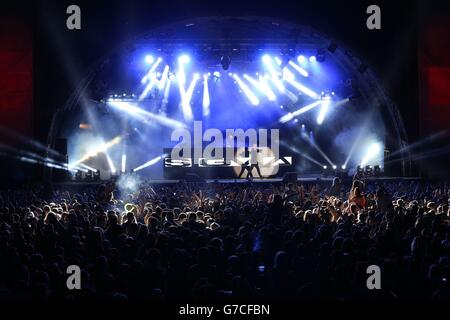 MTV stürzt Derry - Londonderry ab. Sigma tritt auf der Bühne beim MTV Crashes Derry-Londonderry-Konzert auf dem Ebrington Square in Londonderry auf. Stockfoto