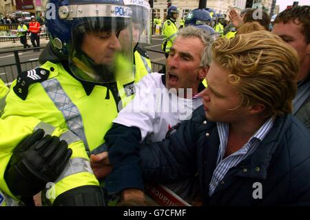 Jagdprotestierende stoßen vor der Labour Party Konferenz in Brighton auf die Polizei, wie der Premierminister seine Rede hält. Stockfoto