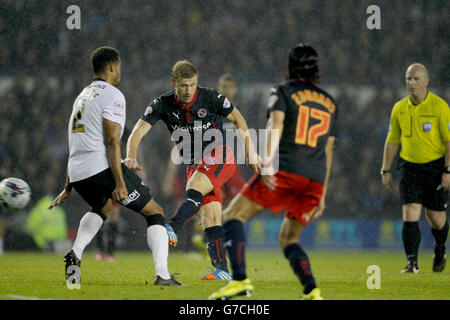 Fußball - Capital One Cup - Dritte Runde - Derby County / Reading - iPro Stadium. Pavel Pogrebnyak von Reading feuert seinen Schuss weit Stockfoto
