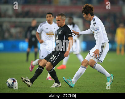 Leon Osman von Everton kämpft mit Ki Sung-Yueng von Swansea City während des dritten Spiels des Capital One Cup im Liberty Stadium in Swansea um den Ball. DRÜCKEN SIE VERBANDSFOTO. Bilddatum: Dienstag, 23. September 2014. Siehe PA Story SOCCER Swansea. Das Foto sollte lauten: Nick Potts/PA Wire. Stockfoto