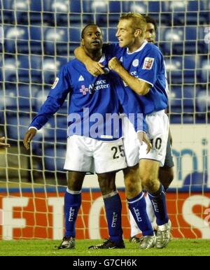 Nathan Blake von Leicester City (links) wird von James Scowcroft (rechts) gratuliert, nachdem er während des Carling Cup-Spiels im Walkers Stadium, Leicester, das zweite Tor gegen Preston North End erzielt hat. . Stockfoto