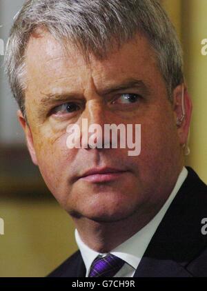 Andrew Lansley, Staatssekretär für Schatten der Konservativen Partei, bereitet sich auf ein Fernsehinterview vor, bevor er seine Rede vor der Konferenz der Konservativen Partei in Bournemouth hält. Andrew Lansley, der Gesundheitsminister der konservativen Partei, bereitet sich vor, ein Fernsehinterview zu geben, bevor er seine Rede vor der Konferenz der Konservativen Partei in Bournemouth hält. Er sagte, er wolle einen NHS schaffen, den wir noch einmal stolz darauf sein werden, den Neid der Welt zu nennen.“ Stockfoto