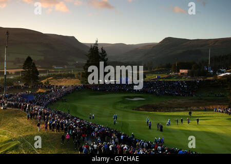 Golf - 40. Ryder Cup - erster Tag - Gleneagles. Europa spielt am ersten Tag des 40. Ryder Cup auf dem Gleneagles Golf Course, Perthshire, das erste Fairway. Stockfoto