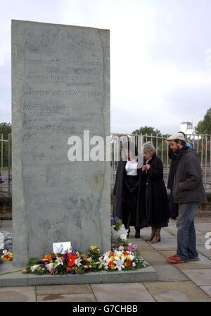 Menschen, darunter der Gründer der Paddington Survivors Group, Pam Warren (in der Mitte – weiße Bluse), zollen am fünften Jahrestag des Eisenbahnunglüts in Paddington an der Seite der Eisenbahnlinie im Londoner Ladbroke Grove ihren Respekt. Überlebende und diejenigen, die ihre Angehörigen verloren haben, versammelten sich in der Nähe der Szene, an der 31 Menschen in der Kollisoon zwischen einem Thames Train und einem Great Western Express starben. Stockfoto