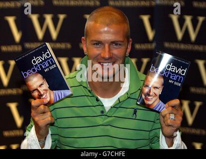 David Beckham signiert Kopien seines Buches My Side at Waterstones in Manchester. Der England Captain schließt sich dem Rest der England Kader für die Ausbildung dieser Nachmittags. Stockfoto