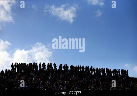 Zuschauer auf dem Platz während der Viererspiele am ersten Tag des 40. Ryder Cup auf dem Gleneagles Golf Course, Perthshire. Stockfoto