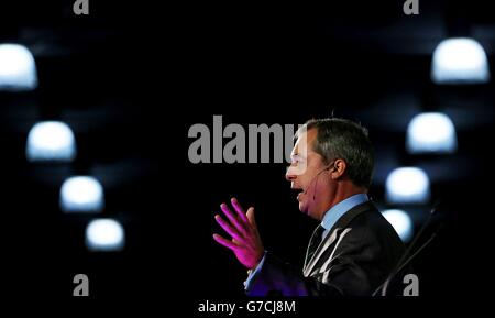 UKIP-Führer Nigel Farage hält seine Schlüsselrede während der Ukip-Jahreskonferenz auf der Rennbahn Doncaster in South Yorkshire. Stockfoto