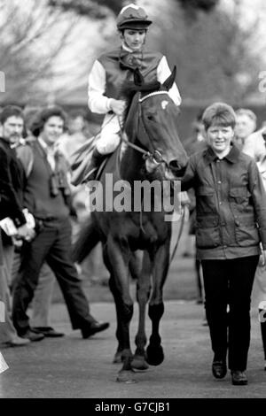 Pferderennen - Nell Gwyn Stakes - Newmarket. Sonic Lady, mit Walter Swinburn Reiten, wird geführt, nachdem er die Nell Gwyn Stakes bei Newmarket gewonnen hat. Stockfoto