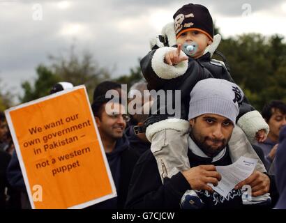 Britisch-muslimische Pakistaner bei einer Kundgebung im Londoner Hyde Park, um gegen die Politik des pakistanischen Präsidenten Musharraf zu protestieren. Tausende Muslime marschieren zur pakistanischen Hochkommission in London und rufen die Muslime Pakistans und die pakistanische Armee auf, sich zu erheben und Präsident Musharraf zu entfernen, der sein System durch das islamische Kalifat (Khilafah) ersetzt. Stockfoto