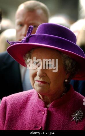 Ihre Majestät die Königin bei einer Zeremonie anlässlich der offiziellen Eröffnung des neuen schottischen Parlamentsgebäudes in Holyrood, Edinburgh. Stockfoto