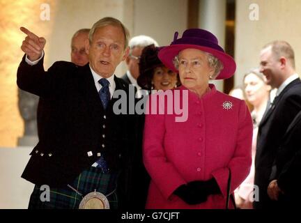 Ihre Majestät die Königin bei einer Zeremonie anlässlich der offiziellen Eröffnung des neuen schottischen Parlamentsgebäudes in Holyrood, Edinburgh. Stockfoto