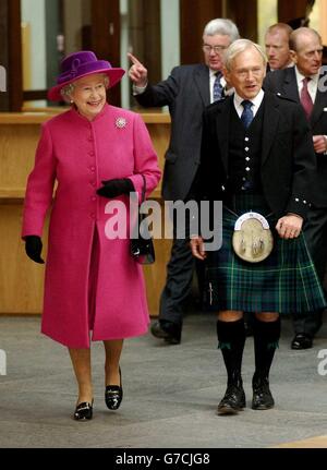 Ihre Majestät die Königin wird während einer Zeremonie anlässlich der offiziellen Eröffnung des neuen schottischen Parlamentsgebäudes in Holyrood, Edinburgh, vom Vorsitzenden George Reid gezeigt. Stockfoto