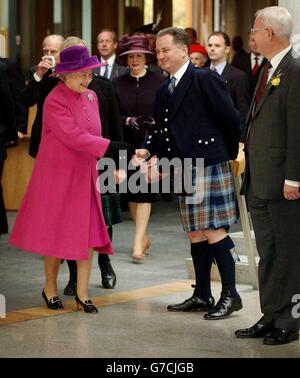 Ihre Majestät die Königin wird während einer Zeremonie anlässlich der offiziellen Eröffnung des neuen schottischen Parlamentsgebäudes in Holyrood, Edinburgh, gezeigt. Stockfoto