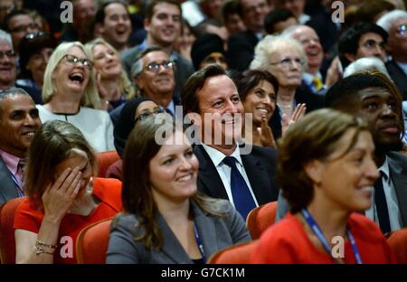 Premierminister David Cameron sieht zu, wie der Bürgermeister von London Boris seine Rede vor den Delegierten auf der Jahreskonferenz der Konservativen Partei im International Convention Centre in Birmingham hält. Stockfoto