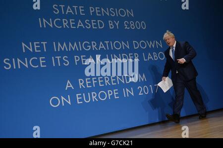 Der Bürgermeister von London Boris Johnson kommt auf die Bühne, um seine Rede vor den Delegierten der Jahreskonferenz der Konservativen Partei im International Convention Centre, Birmingham, zu halten. Stockfoto