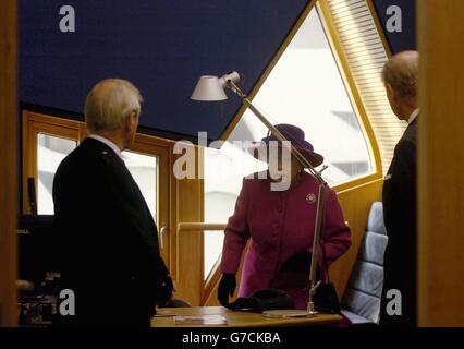 Die britische Königin Elizabeth II. Inspiziert den Denker für MSPs während einer Tour durch das neue schottische Parlamentsgebäude in Holyrood, Edinburgh, am Tag der offiziellen Eröffnung. Stockfoto