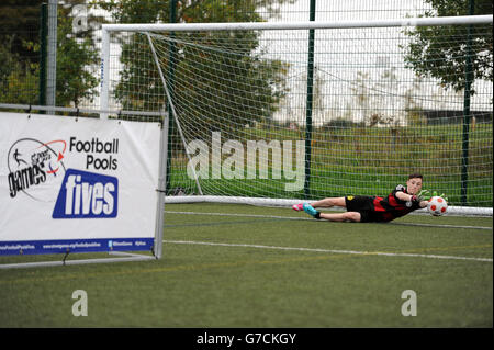 Fußball - StreetGames Fußball Pools Fives - St. George's Park. Action vom StreetGames Football Pools Fives Event im St. George's Park, Burton Stockfoto