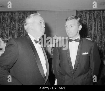 Der britische Premierminister Harold Wilson sprach mit Bobby Moore, dem Fußballspieler von West Ham, der England 2-0 zum Sieg gegen Spanien in Madrid führte, als er am jährlichen Abendessen der Sports Writers' Association im Europa Hotel in London teilnahm. Stockfoto