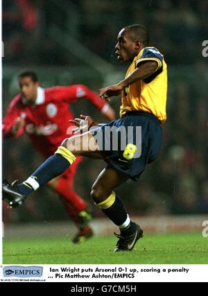 FUSSBALL - Coca Cola Cup 4. Runde - Liverpool / Arsenal. Ian Wright schiebt Arsenal 0-1 aus und erzielt eine Strafe Stockfoto