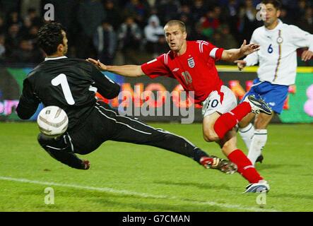 Englands Einstand-Kapitän Michael Owen erzielt das Eröffnungstor an Aserbaidschans Torwart Hoisanzoide Joihangir (links) während der WM-Qualifikation im Bakhramov-Stadion in Baku, Aserbaidschan. Stockfoto