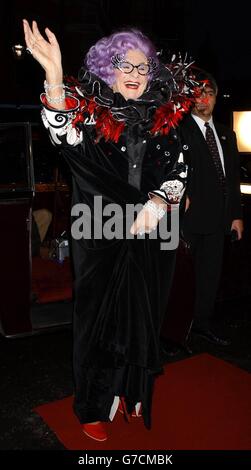 Dame Edna Everage (auch Barry Humphries genannt) kommt für "One Night with Rod Stewart" in der Royal Albert Hall im Zentrum von London an, um der Jugendhilfe des Prince's Trust zu helfen. Stockfoto