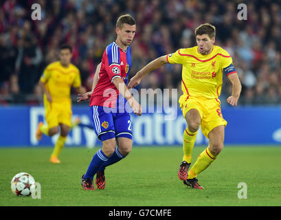 Fabian frei vom FC Basel und Steven Gerrard von Liverpool Stockfoto