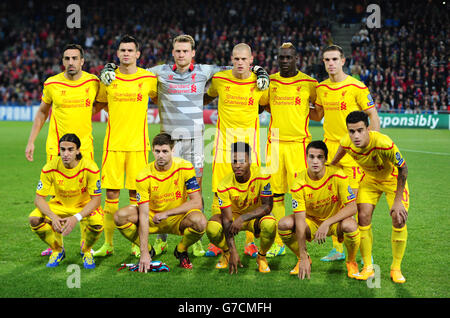 Liverpool Team Group. (L-R) Back Row: Jose Enrique, Dejan Lovren, Simon Mignolet, Martin Skrtel, Mario Balotelli und Jordan Henderson. Front Row: Lazar Markovic, Steven Gerrard, Raheem Sterling, Javi Manquillo und Philippe Coutinovic Stockfoto