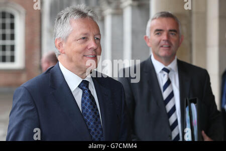 Irlands erster Minister Peter Robinson (links) und Strangford MLA Jonathan Bell kommen zu einer Sitzung des Nord-Süd-Ministerrates in Dublin Castle, Irland. Stockfoto