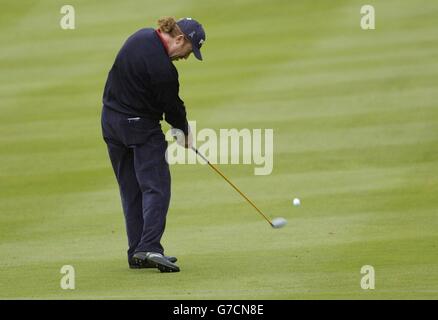 Der Spanier Miguel Angel Jimenez spielt seinen zweiten Schuss auf das elfte Grün während der HSBC World Match Play Championship in Wentworth. Stockfoto