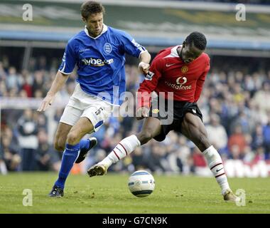 Louis Saha von Manchester United tappte mit dem Verteidiger Matthew Upson (L) von Birtmingham City während ihres Unentschieden 0-0 im Spiel Barclaycard Premiership in St Andrews. Stockfoto