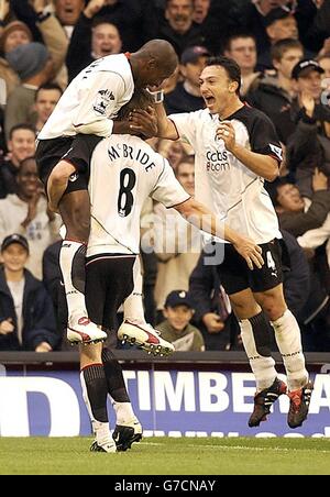 Fulhams Torschütze Louis Boa Morte feiert sein zweites Tor gegen Liverpool mit Brian McBride und Steed Malbranque während ihres Barclays Premiership-Spiels im Craven Cottage, West London, am Samstag, 16. Oktober 2004. Stockfoto