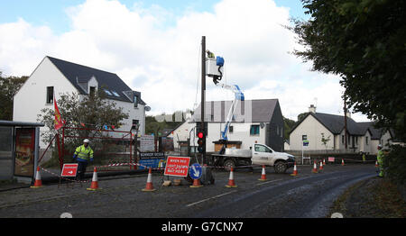 Nordirland Elektrizitätsreparaturcrews arbeiten an der Wiederherstellung der Stromversorgung in Saintfield, County Down, da rund 1,200 Stromkunden in Nordirland nach der Übernacht durch Stürme ohne Strom bleiben. Stockfoto