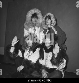 Die vier Beatles, (Top, von links im Uhrzeigersinn) George Harrison, Ringo Starr, John Lennon und Paul McCartney, in Eskimo-Ausrüstung für ihre Weihnachtsshow im Odeon, Hammersmith in London. Stockfoto